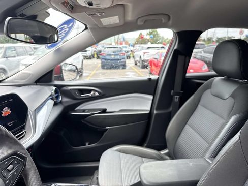 Used 2025 Chevrolet Trax LT FWD image 16