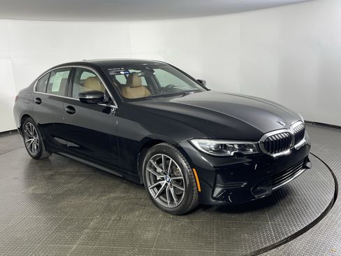 Certified 2022 BMW 330i xDrive Sedan w/ Driving Assistance Package image 3