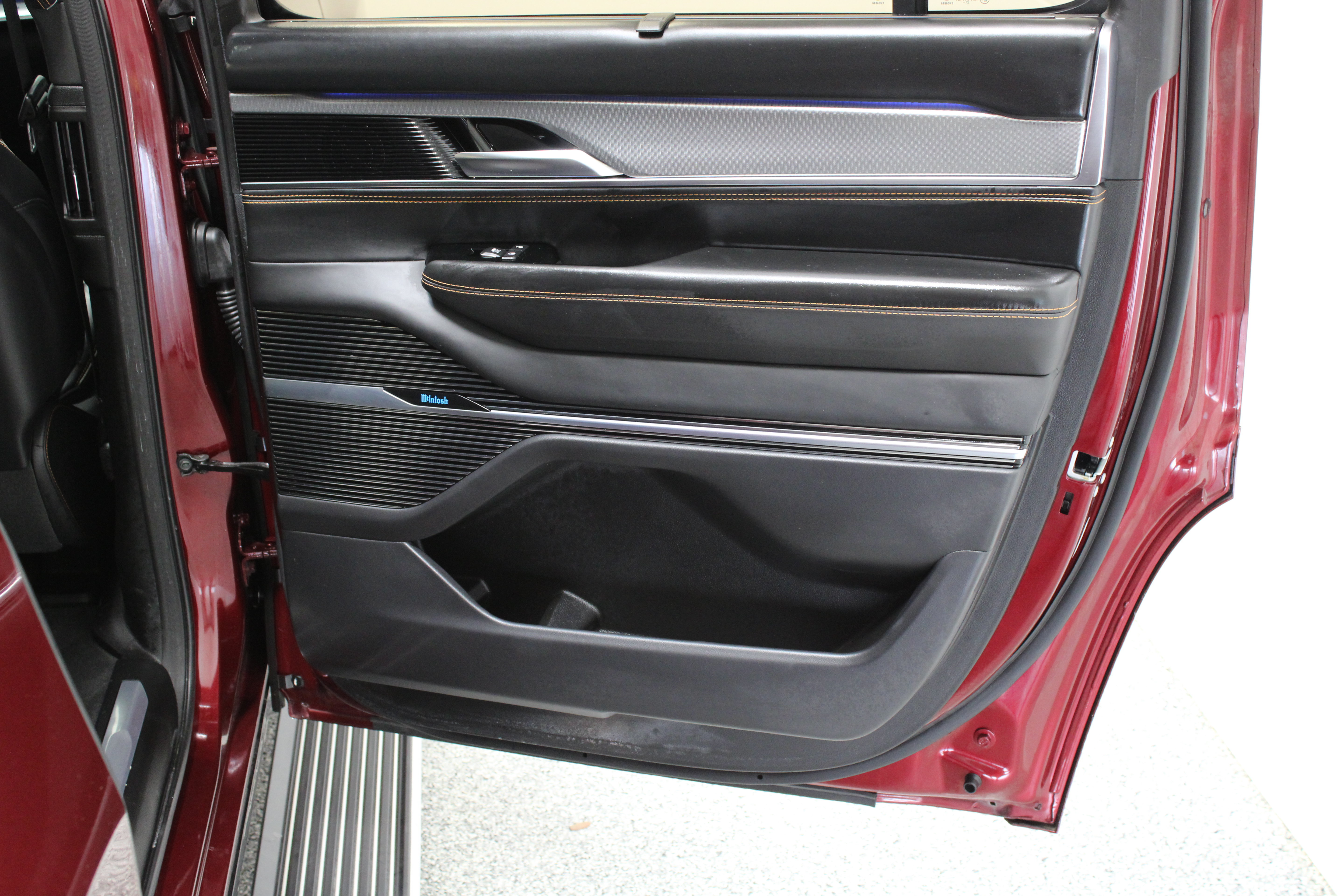 Used 2023 Jeep Grand Wagoneer Series III AWD/4WD image 39