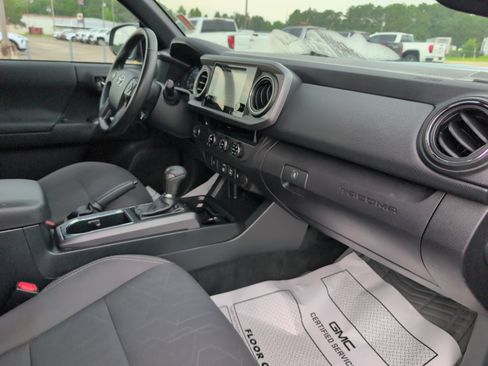 Used 2018 Toyota Tacoma TRD Sport RWD image 11