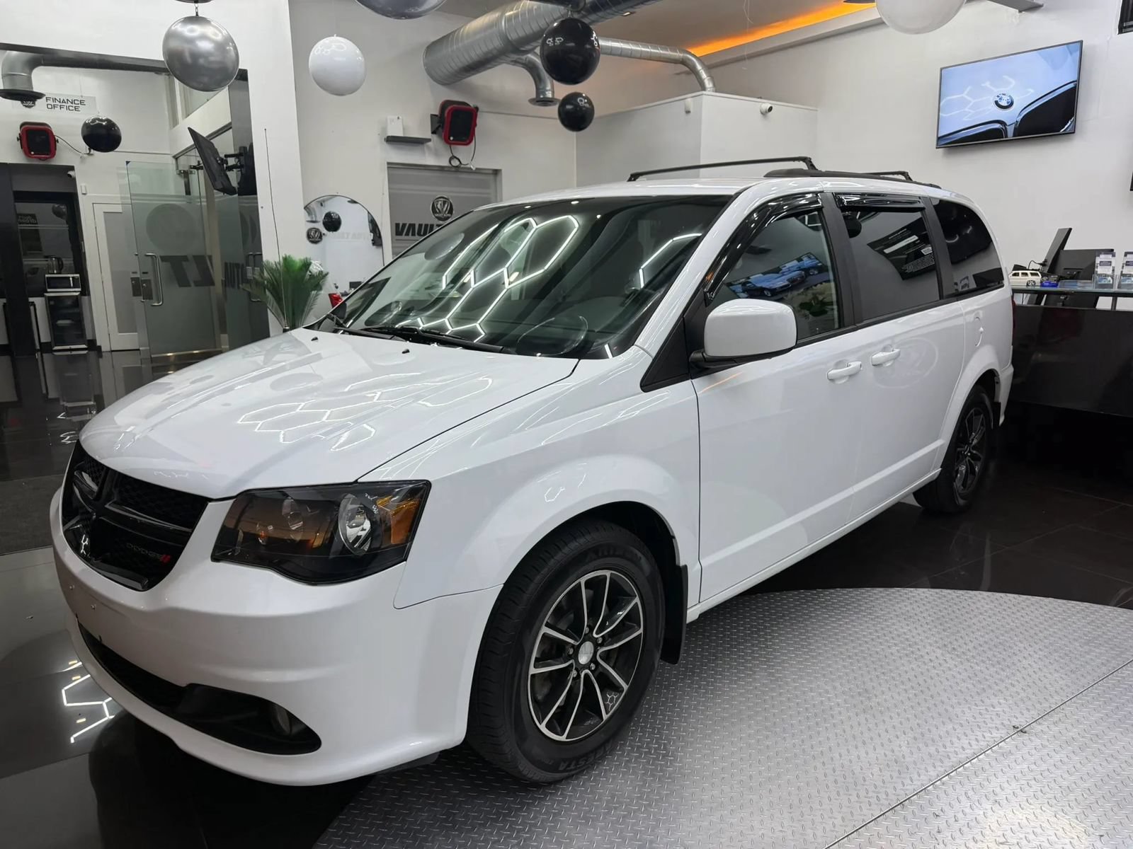 Used 2019 Dodge Grand Caravan SXT w/ Driver Convenience Group FWD image 2