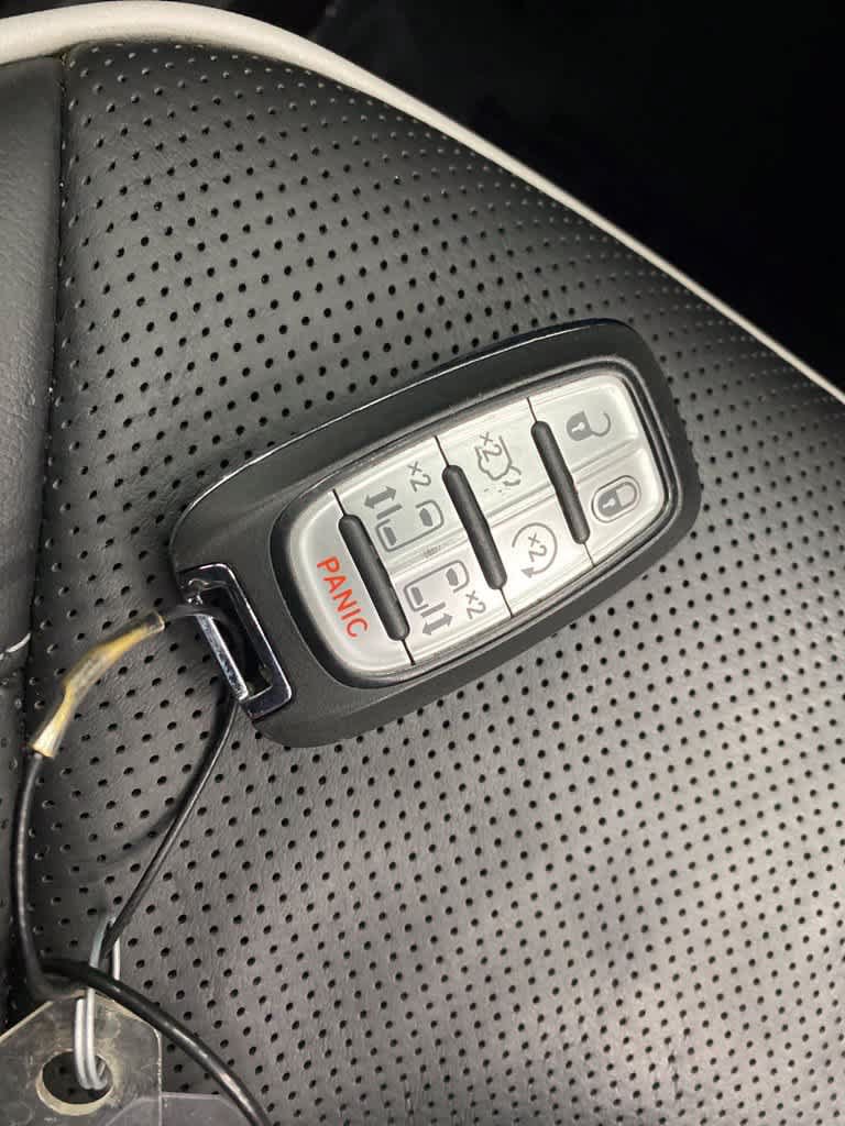 Used 2025 Chrysler Pacifica Limited FWD image 28