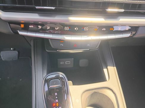 Used 2025 Cadillac XT4 Premium Luxury FWD image 12