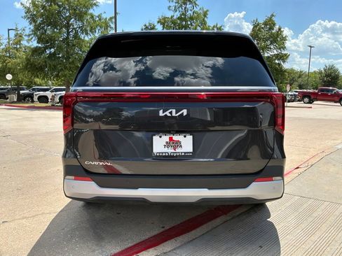Used 2026 Kia Carnival FWD image 7