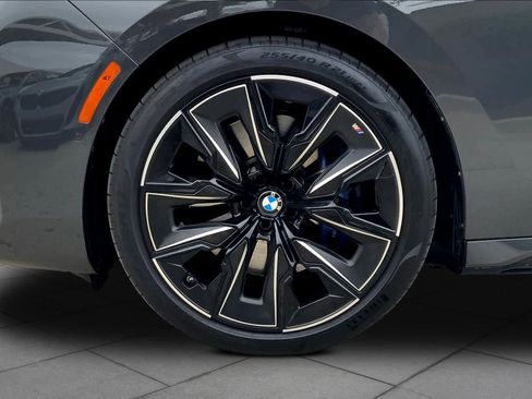 Certified 2025 BMW 760i xDrive w/ Executive Package AWD/4WD image 10