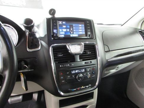 Used 2014 Chrysler Town & Country Touring image 44