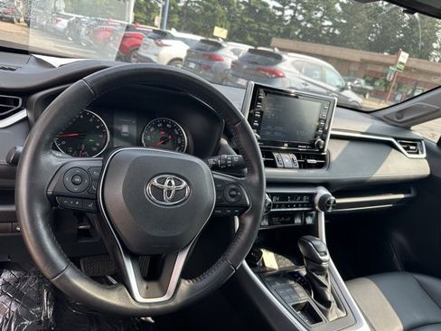 Used 2021 Toyota RAV4 XLE Premium image 15