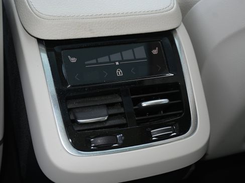 Used 2021 Volvo XC90 T6 Momentum w/ Advanced Package image 17