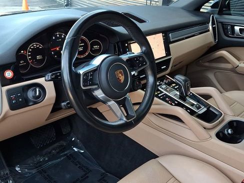 Certified 2023 Porsche Cayenne Platinum Edition image 4