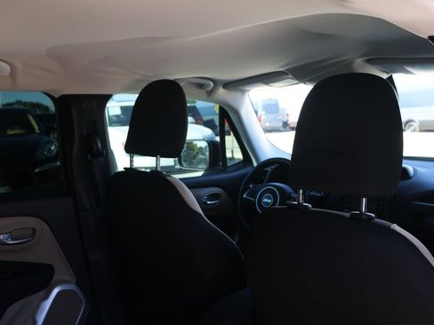 Used 2017 Jeep Renegade Latitude w/ Popular Equipment Group image 16