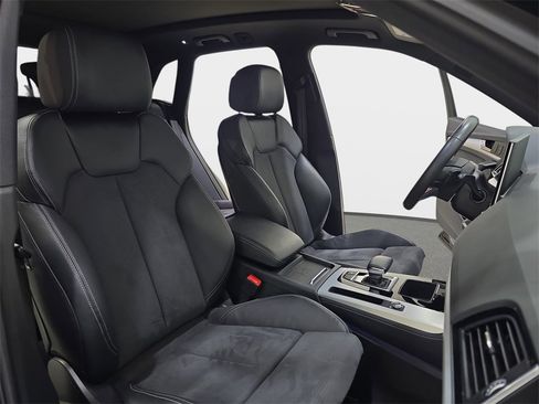 Used 2023 Audi Q5 e Prestige w/ Prestige Package image 12