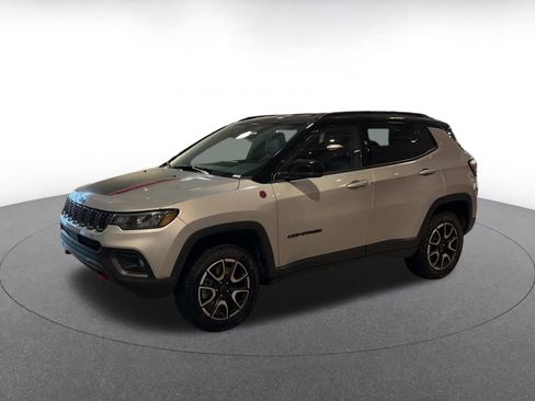 Used 2025 Jeep Compass Trailhawk image 8