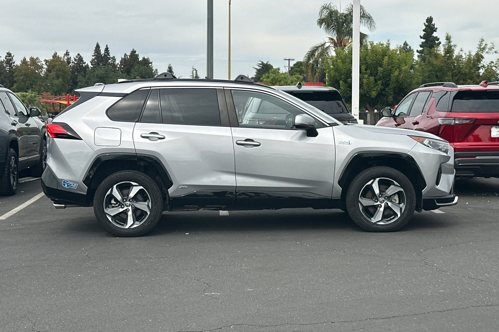 Used 2021 Toyota RAV4 SE w/ Weather & Moonroof Package AWD/4WD image 4