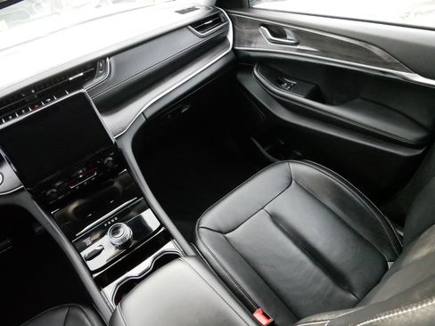 Used 2023 Jeep Grand Cherokee L Limited w/ Black Appearance Package image 11