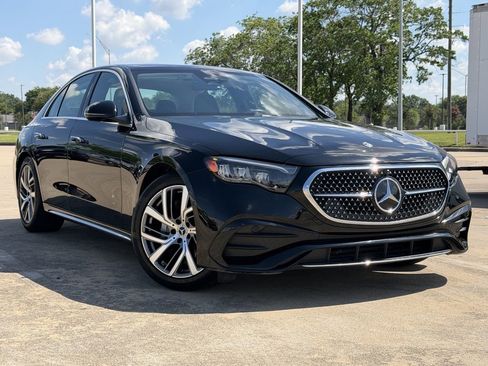 Used 2025 Mercedes-Benz E 350 4MATIC Sedan image 2