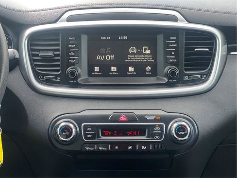 Used 2019 Kia Sorento LX image 8