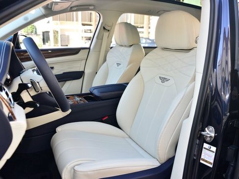 Used 2023 Bentley Bentayga Extended Wheelbase image 14