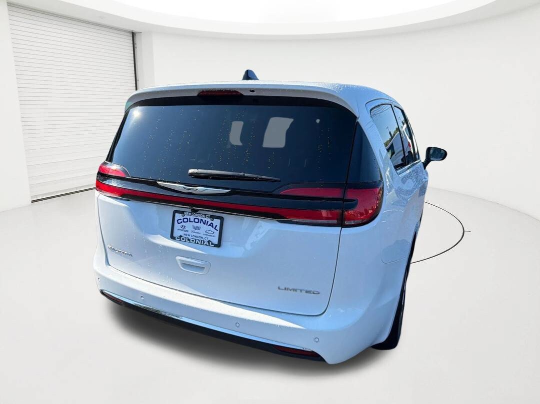 Used 2026 Chrysler Pacifica Limited FWD image 6