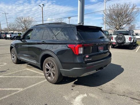 Used 2025 Ford Explorer Active w/ Active Comfort Package image 5