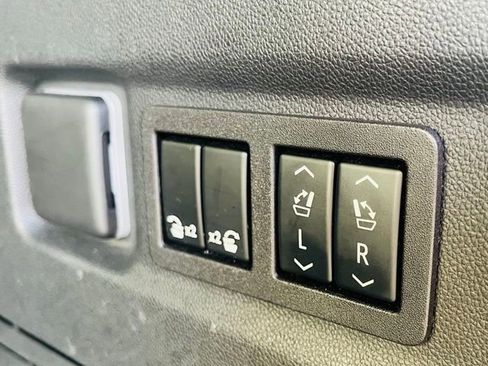 Used 2023 Chevrolet Suburban LT w/ LT Signature Package image 7