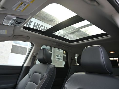 Used 2023 Nissan Pathfinder SL w/ SL Premium Package image 2