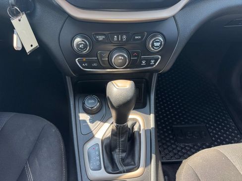 Used 2016 Jeep Cherokee Latitude w/ Cold Weather Group AWD/4WD image 9