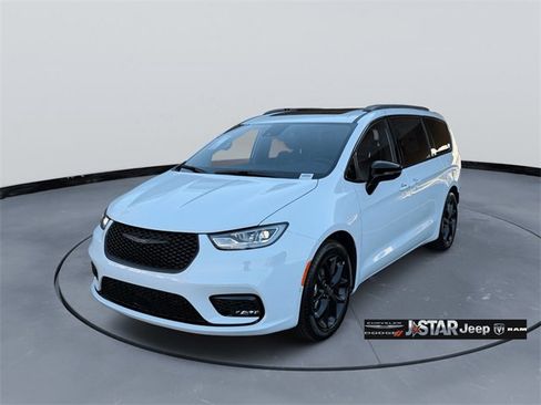 New 2026 Chrysler Pacifica Limited image 1