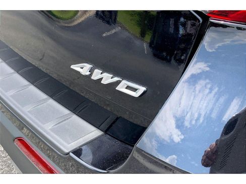 Used 2024 Ford Explorer XLT w/ Equipment Group 202A AWD/4WD image 8