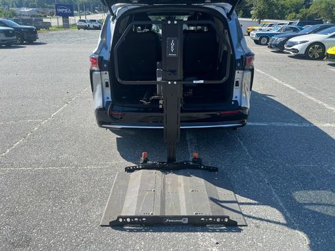 Used 2021 Toyota Sienna Platinum image 33