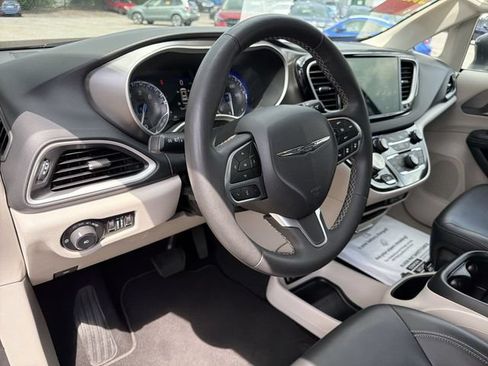 Used 2023 Chrysler Pacifica Touring-L FWD image 14