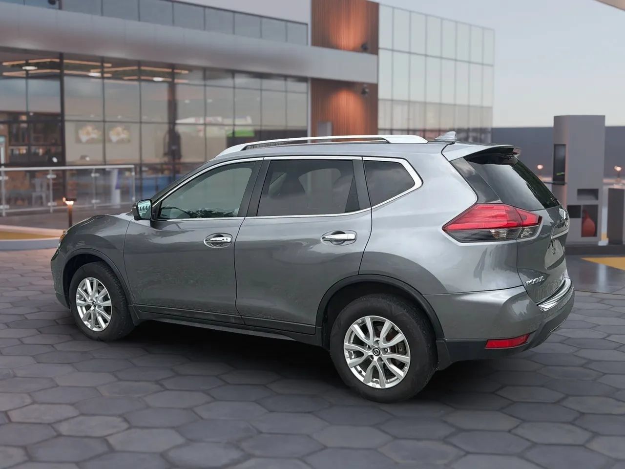 Used 2017 Nissan Rogue SV AWD/4WD image 6
