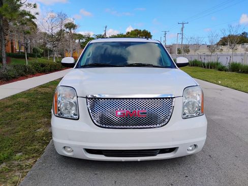 Used 2010 GMC Yukon XL SLT w/ SLT-2 Equipment Package image 3