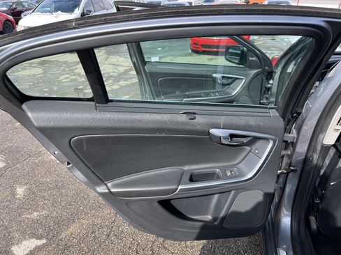 Used 2017 Volvo S60 T5 Inscription image 13