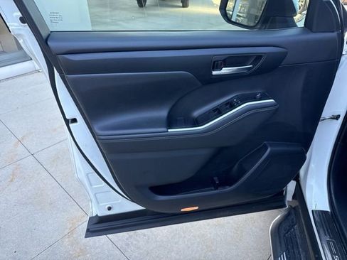 Used 2021 Toyota Highlander XLE image 24