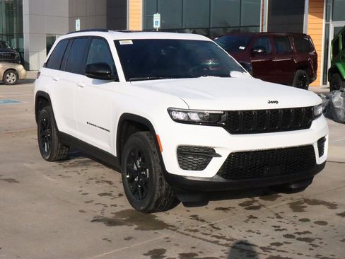 New 2025 Jeep Grand Cherokee Altitude image 1