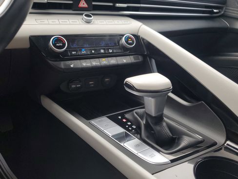 Used 2022 Hyundai Elantra Limited image 26