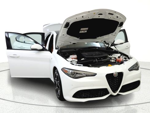 Used 2023 Alfa Romeo Giulia Ti w/ Active Assist Plus Package AWD/4WD image 9