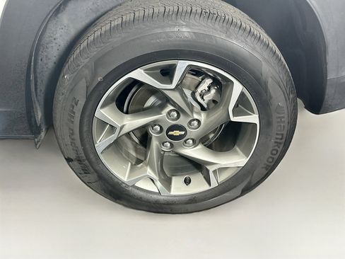 Used 2025 Chevrolet Trax LT w/ LT Convenience Package image 11