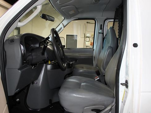 Used 2006 Ford E-350 and Econoline 350 Super Duty RWD image 8