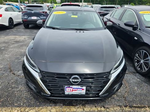 Used 2025 Nissan Altima 2.5 SV FWD image 2