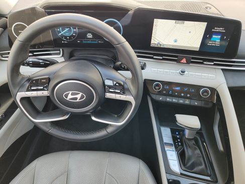 Used 2025 Hyundai Elantra Limited FWD image 29