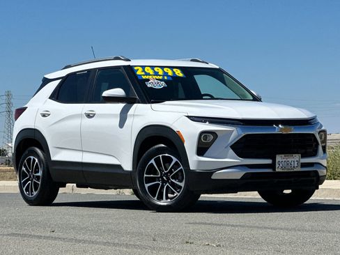 Used 2024 Chevrolet TrailBlazer LT w/ LT Cold Weather Package image 2