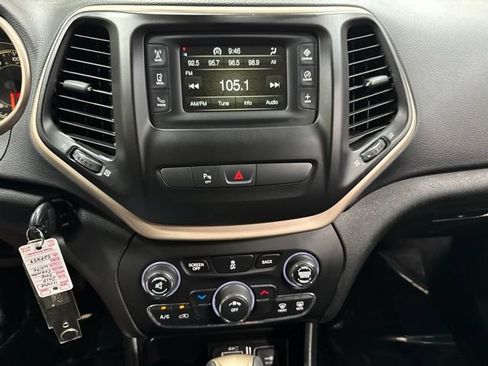 Used 2018 Jeep Cherokee Latitude w/ Safety Group AWD/4WD image 15