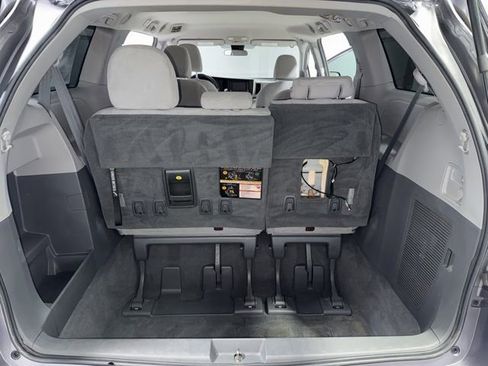 Used 2019 Toyota Sienna L w/ Carpet Mat Package image 25