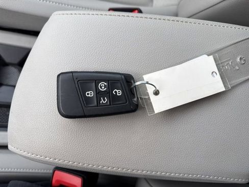 Used 2023 Volkswagen Tiguan SE w/ Panoramic Sunroof Package image 36