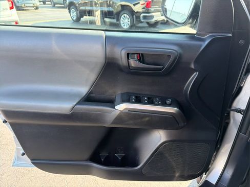 Used 2020 Toyota Tacoma SR5 AWD/4WD image 17