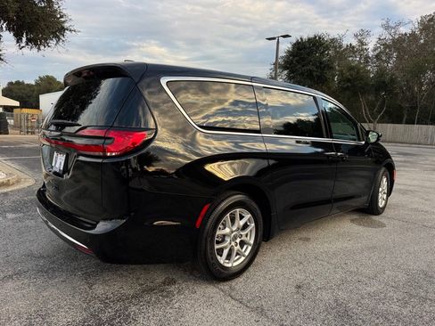 Used 2024 Chrysler Pacifica Touring-L image 9