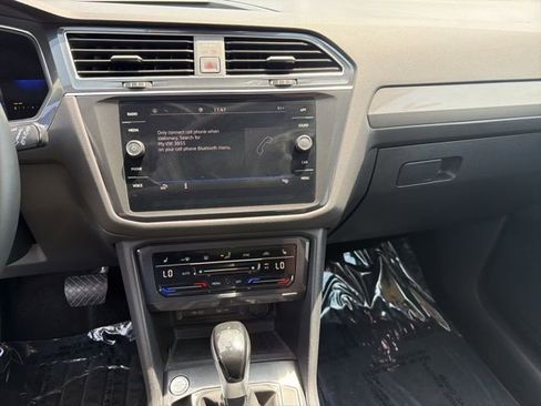 Used 2022 Volkswagen Tiguan SE FWD image 2