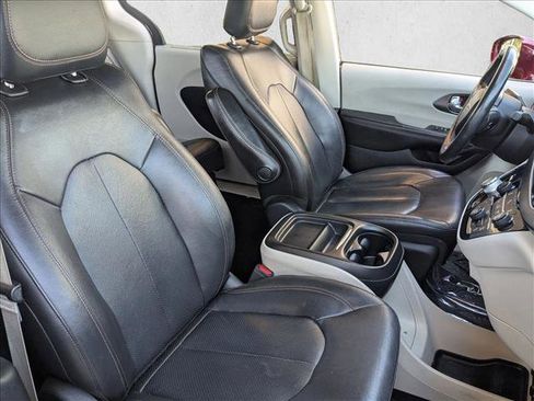 Used 2020 Chrysler Pacifica Touring-L FWD image 21