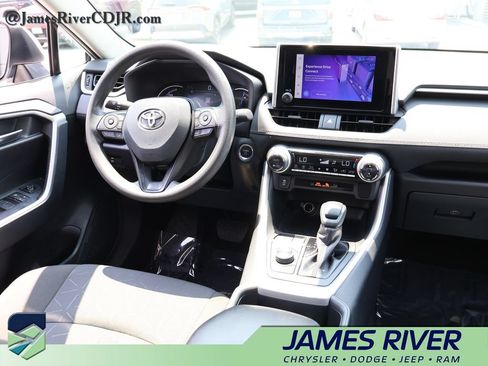 Used 2025 Toyota RAV4 XLE AWD/4WD image 12